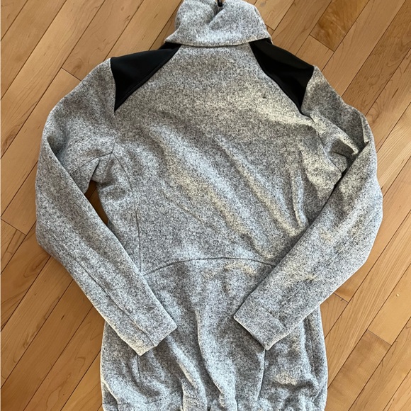 Helly Hansen Sweater - Picture 2 of 3